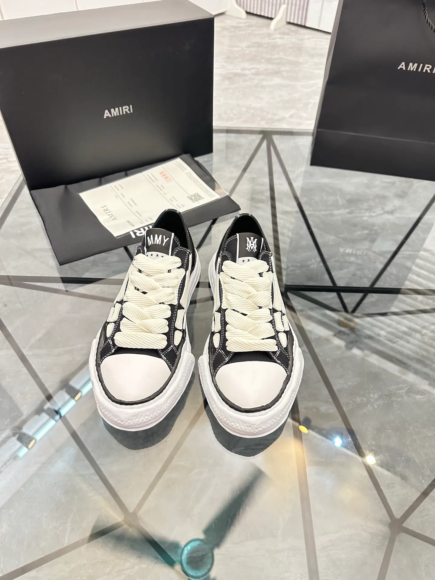 Men's shoes: 💰P520¥ High-end quality Product trademark: AMIRI* "Emil*" low-top casual shoes Regular size: 39-45 (can be customized to 46) Product materials: Upper imported original fabric spliced ​​cowhide, breathable lining, original outsole. Number: 525